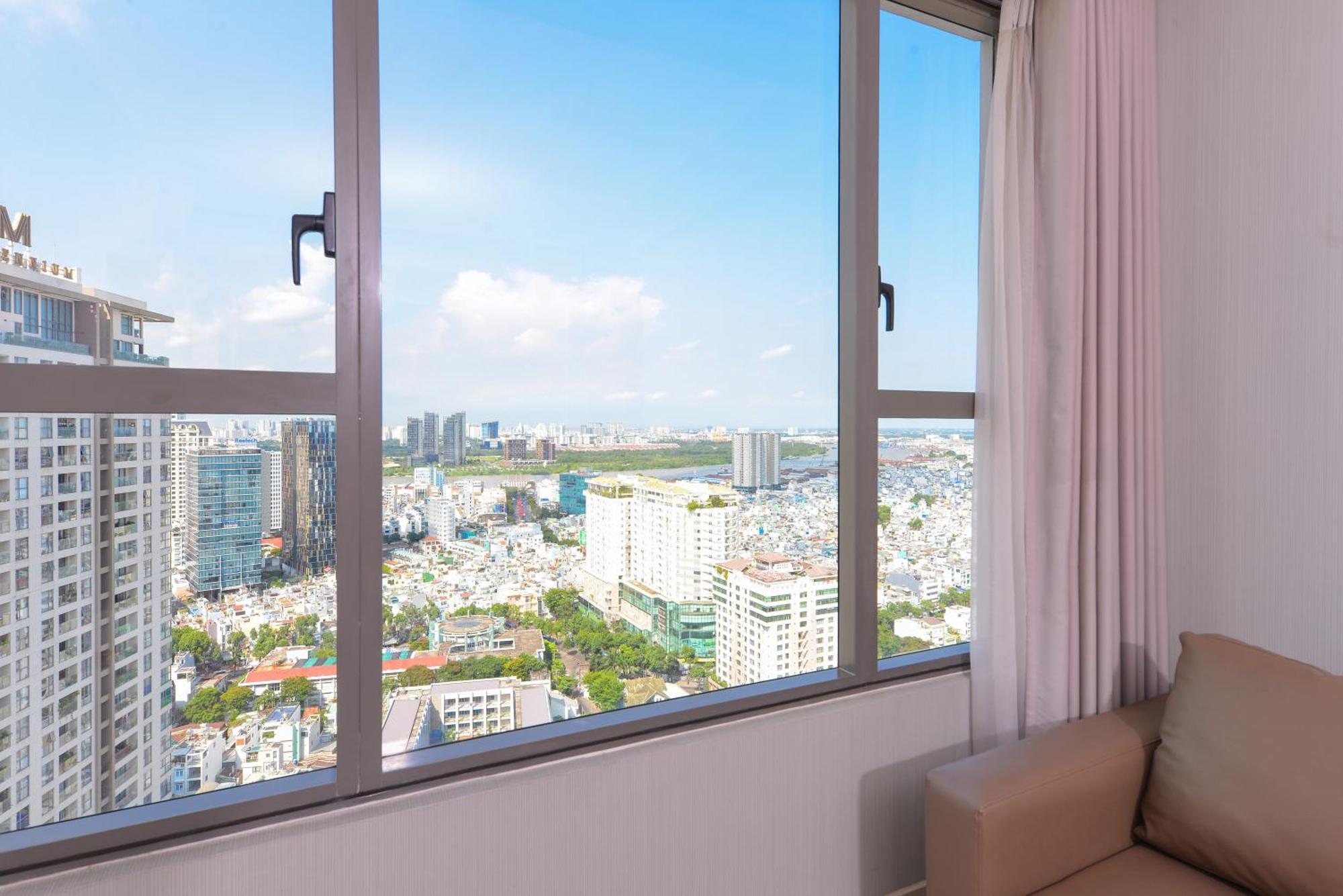 Yo'S Homes Rivergate Apartment Infinity Pool Near District 1 Ho Chi Minh City Exterior photo